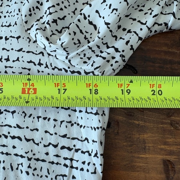 Tarte blouse V-neck bell sleeves black abstract print women’s M - Picture 8 of 10